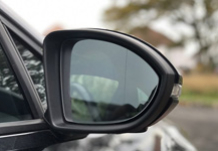 Для чого на бічних дзеркалах автомобіля нанесено чорну смугу?